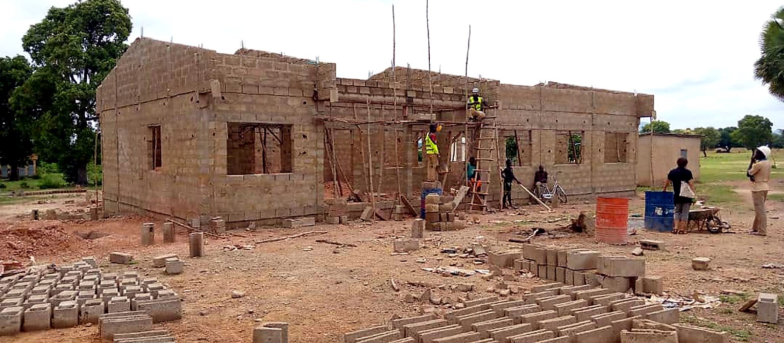 Chantier de construction d’un bâtiment scolaire mené par BÂTINOVA