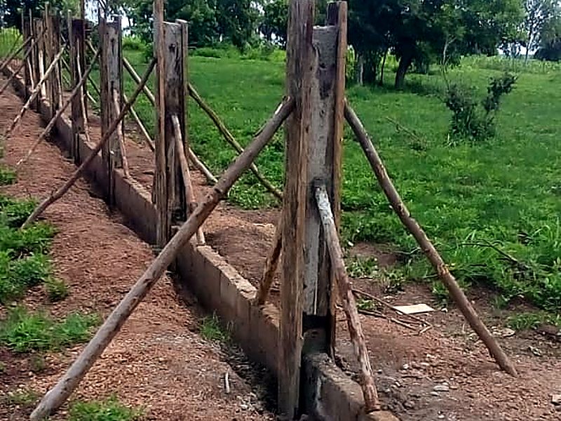Clôture en cours de réalisation avec longrine béton