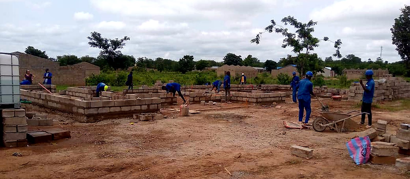 Équipe de maçons sur un chantier de fondations