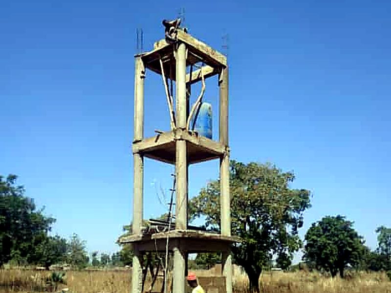 Chantier de forage d’eau et structure porteuse du réservoir