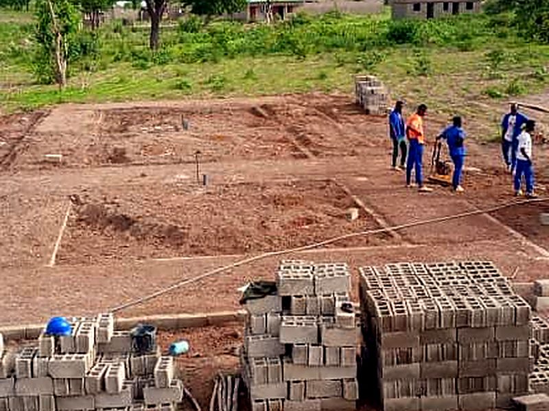 Implantation d’un bâtiment et agglos stockés sur le chantier